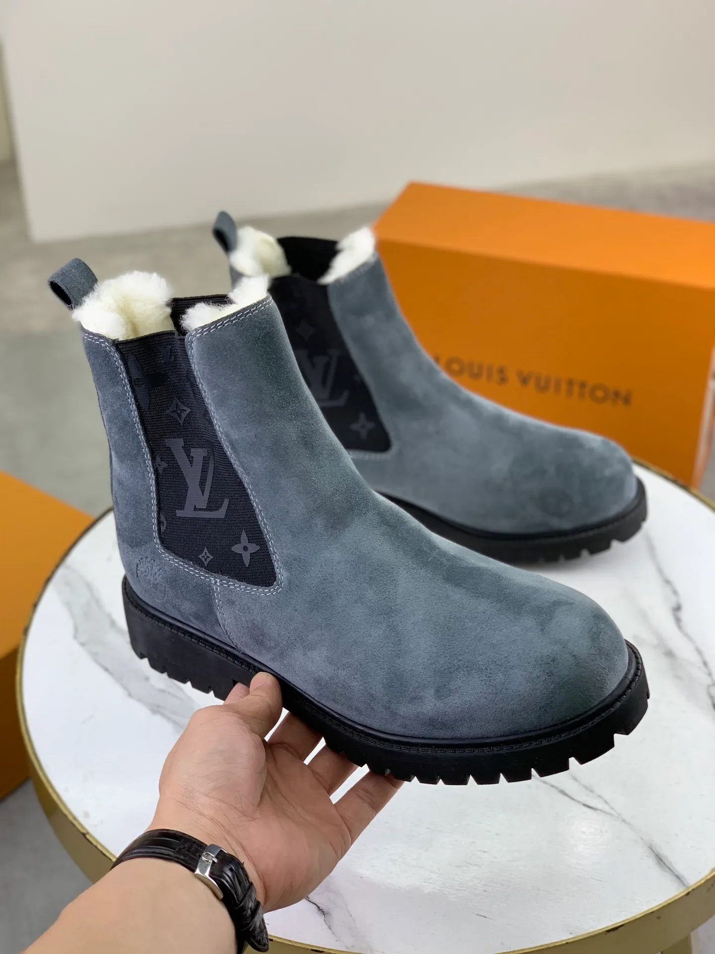Factory price P900 💰💎💎💎High version of new men's shoes. Purchasing quality◾️◽️LV～Louis Vuitton boots series! by Virgin Abloh The most beautiful sneakers, Lv Brand strongly recommends new products, official website limited edition retro basketball sneakers! Both the high-top and low-top models spent money to purchase 1:1 accurate reproductions of the originals. The details are invincible and full of sincerity. The imported custom-made original frosted cowhide leather is packaged in the same way as the originals. The details are 100% restored. The privately customized originals are combined into a non-slip, wear-resistant and lightweight foam outsole. It is different from other brands. Without the original version, this effect cannot be achieved! L’s best-looking men’s shoes in the past, don’t miss it! Calfskin lining: Imported water-dyed cowhide lining/foot pad Outsole: lightweight foaming and non-slip Size: Men's 39-44 (38, 45 customized, non-refundable)